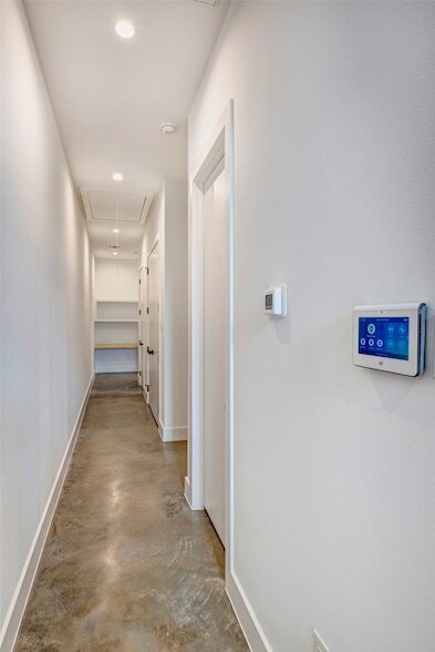 Building Photo - 1717 Airline Dr