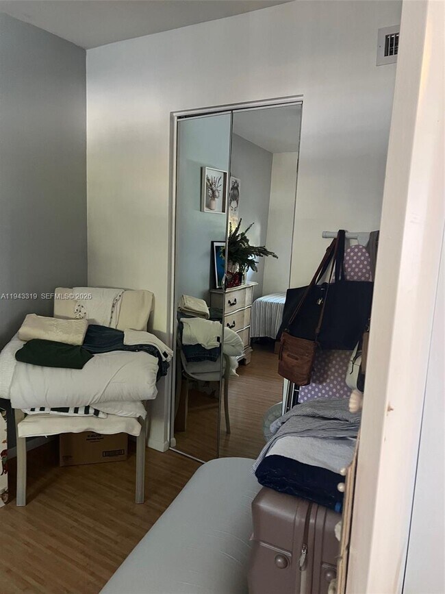 Building Photo - 225 SE 16th Ave