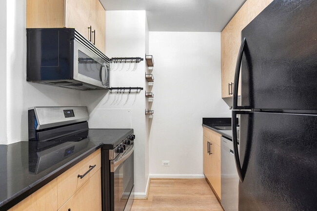 Building Photo - 4343 N Clarendon Ave