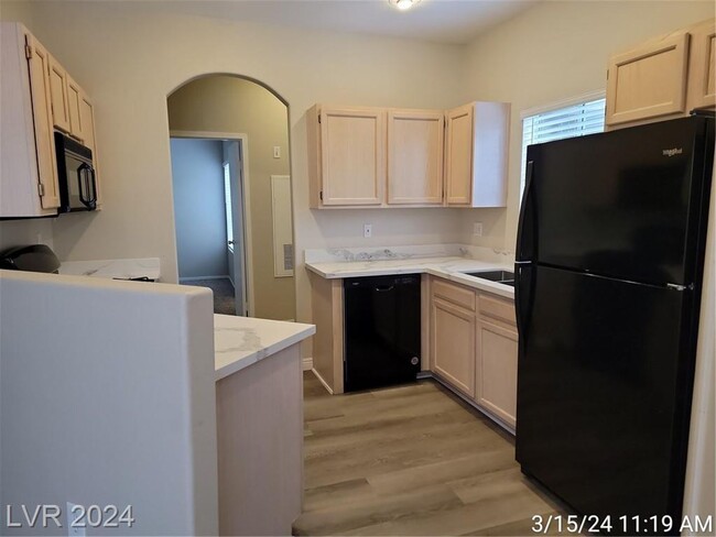 Building Photo - 2ND FLOOR 1 BED, 1 BATH UNIT ON THE SOUTH ...