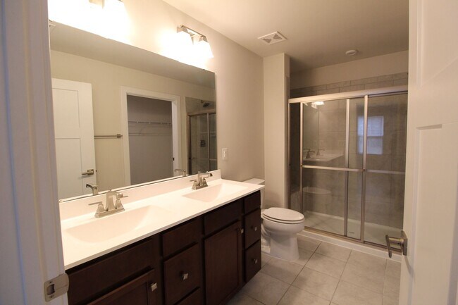 Building Photo - 105 S Peak Dr