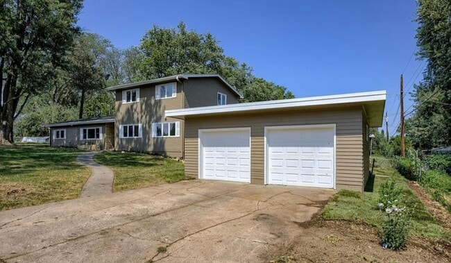 Building Photo - Country Club 5 Bedroom!