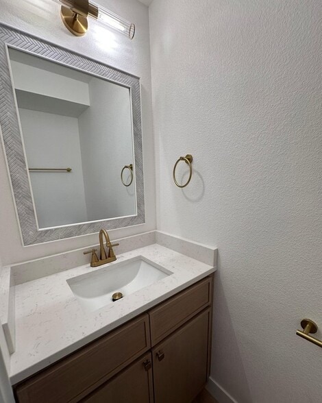 1/2 Bathroom - 1065 University Ave