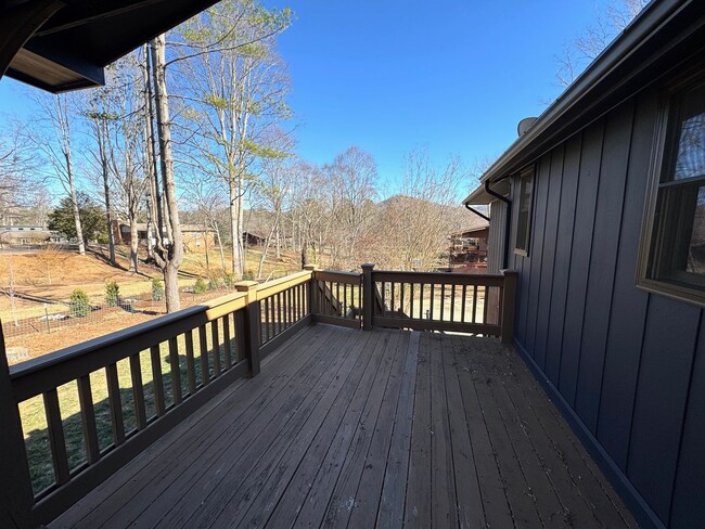 Building Photo - North AVL - Well Kept, Large 3-Bedroom wit...