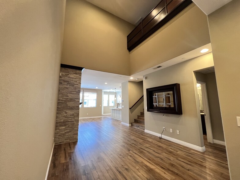 Living room w vaulted ceiling - 9931 Leavesly Trl