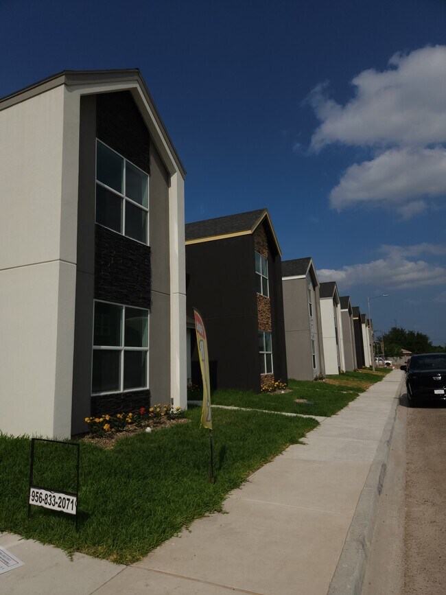 Building Photo - 702 W Seminole Ave