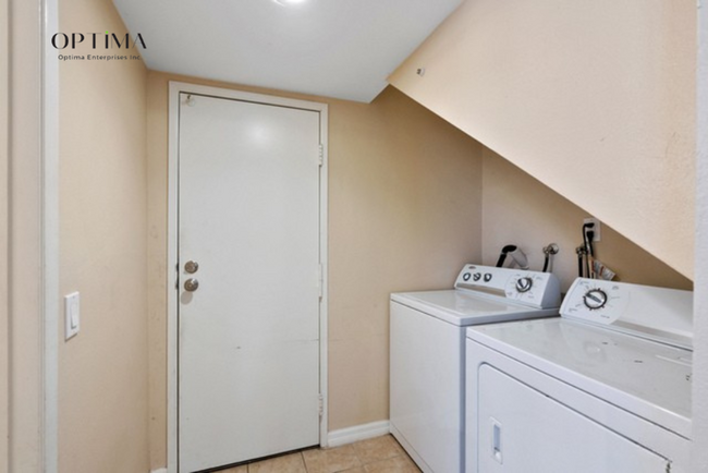 Building Photo - Spacious 3-Bedroom Condo with Private Gara...