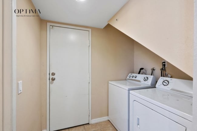 Building Photo - Timeless Comfort in Tarzana – 3-Bedroom Co...