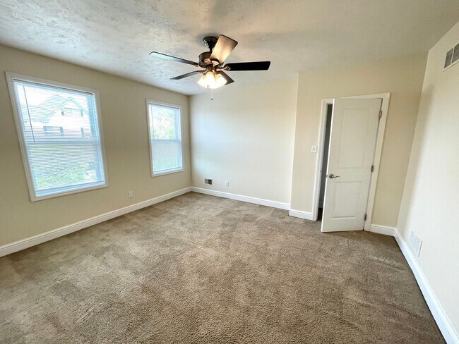 Building Photo - Amazing 4 Bedroom House! Hardwood, 2.5 Baths Stainless, A/C