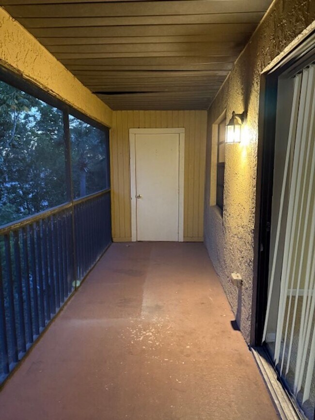 Building Photo - Coral Gardens Two bedroom condo