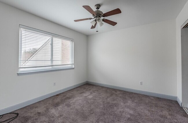 Building Photo - 1022 Forest Home Dr