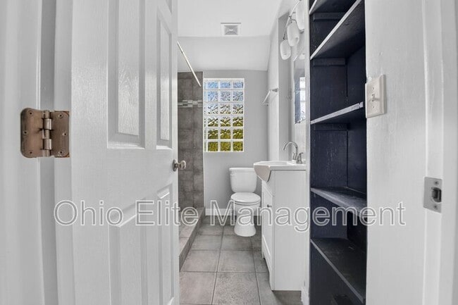 Building Photo - 1094 Oakwood Ave