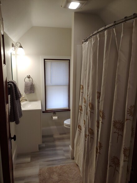 upstairs full bath - 1146 Howard St