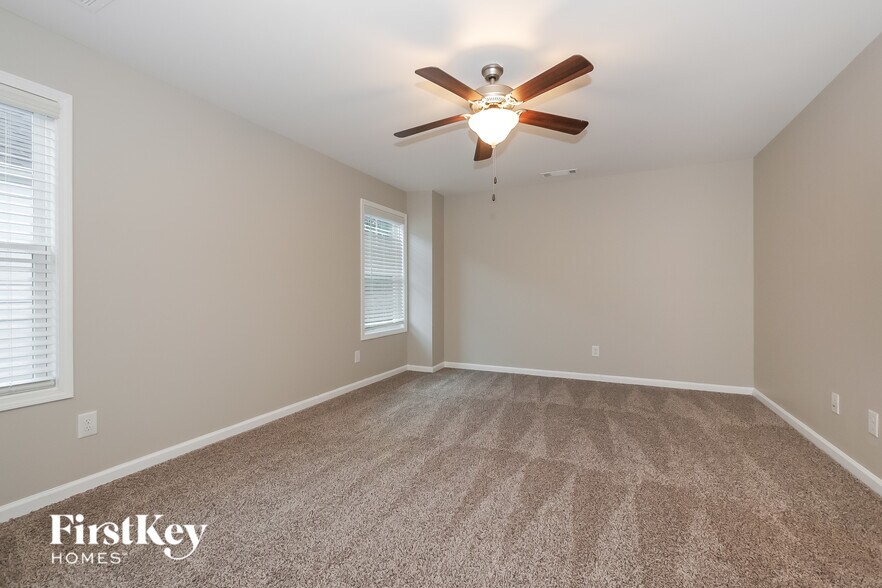 Building Photo - 28 E Newnan Rd