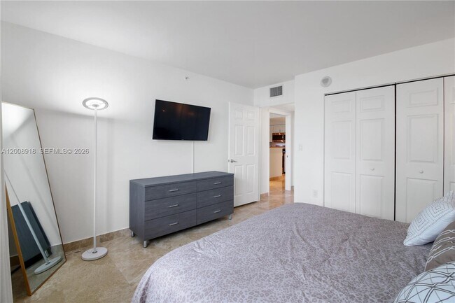 Building Photo - 1155 Brickell Bay Dr