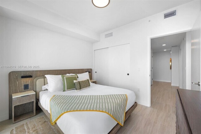 Building Photo - 580 72nd St