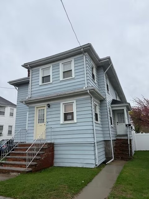 Building Photo - 117 Phillips St
