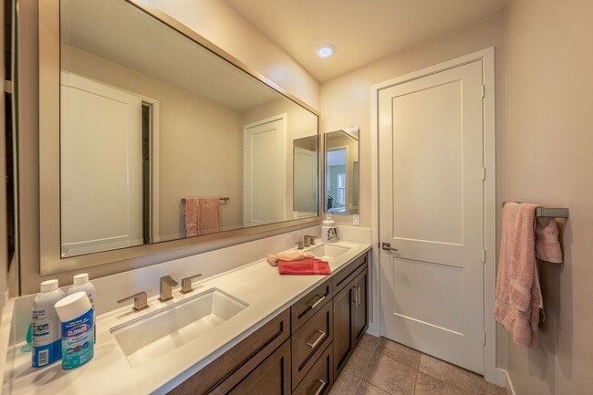 Building Photo - Altair Mansion, 24 Hour Guarded, 5Bed|6bath, Nearly 5000sqf