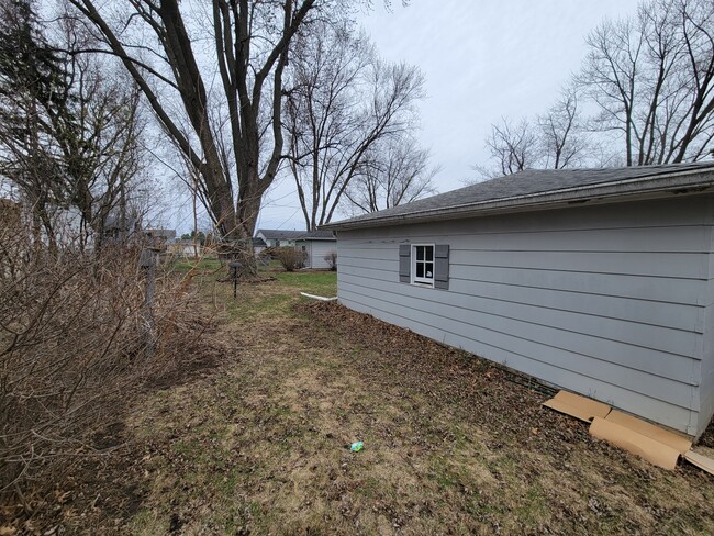 Building Photo - 2316 Royal Dr