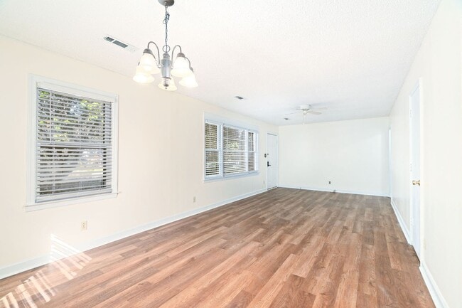 Building Photo - Cozy Living in Goose Creek!