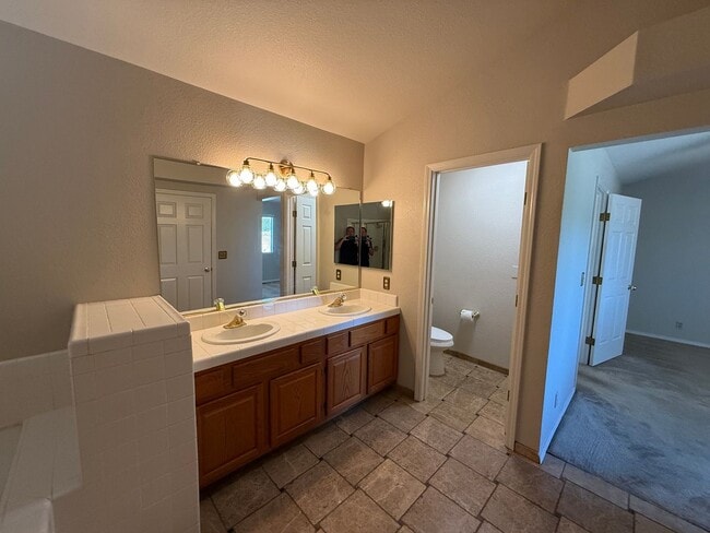 Building Photo - 4-bedroom plus a loft on a court in Escalon!