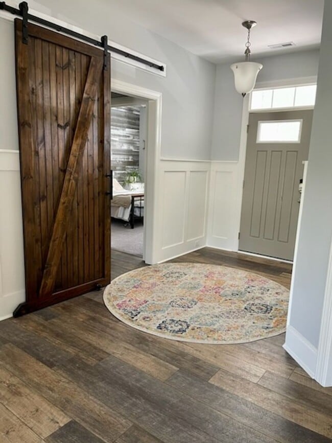 Building Photo - Welcome to this charming 3-bedroom, 2-bath...