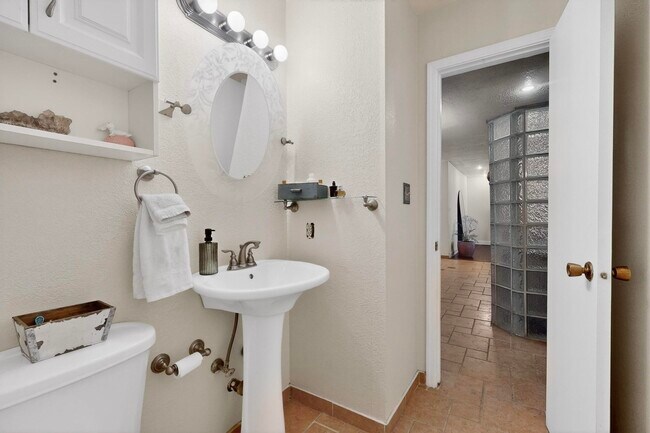 Building Photo - 6500 Martin Ct NE