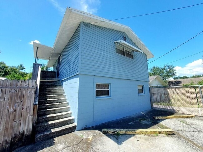 Building Photo - 115 1/2 Lenox St