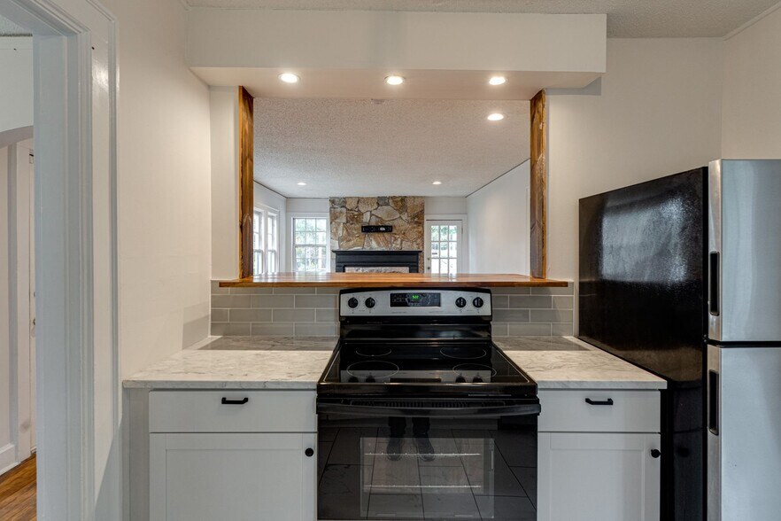 Building Photo - 203 N Seminole Dr