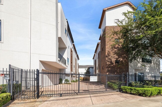 Building Photo - 1316 Welch St