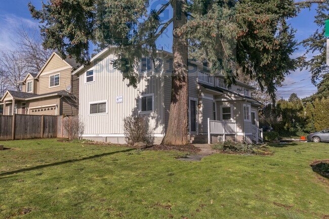 Building Photo - Charming 2 Bedroom Apartment Available in Milwaukie - Private Fenced-In Yard!