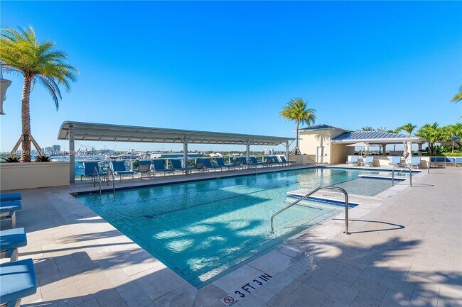 Building Photo - 2650 Lake Shore Dr