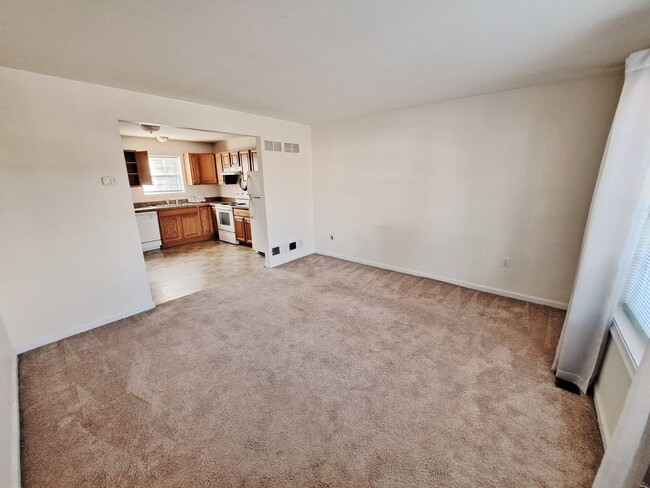 Building Photo - 2 Bed / 1-1/2 Bath Townhome