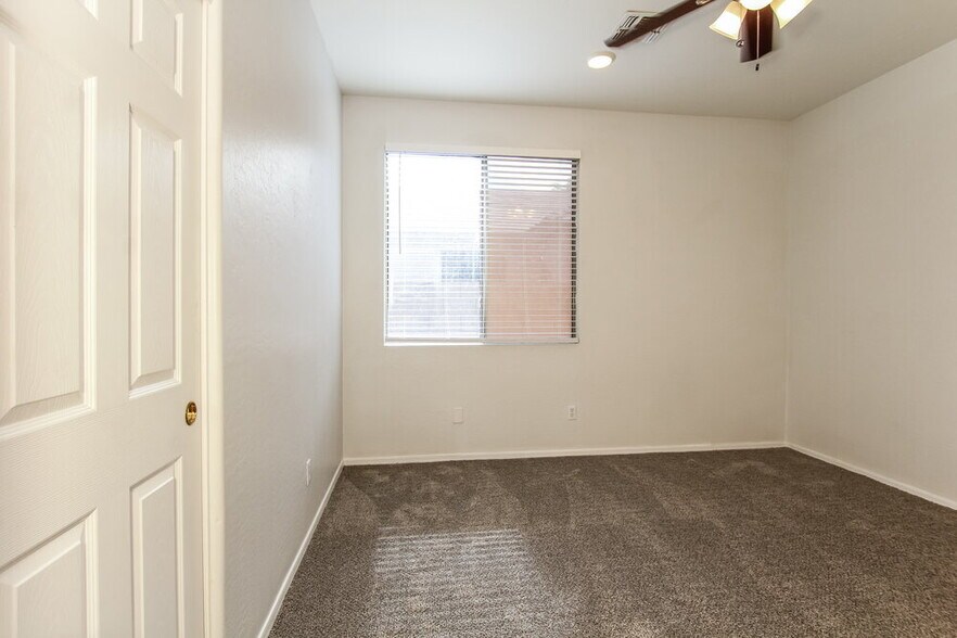 Building Photo - 15248 W Port Royale Ln