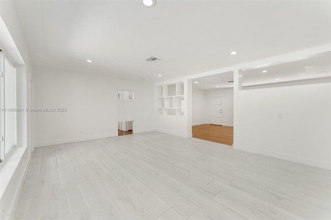 Building Photo - 4724 Orduna Dr