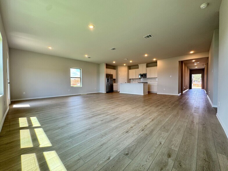 Building Photo - 3500 Kingdom Dr