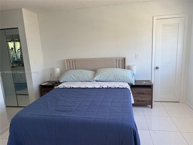 Building Photo - 3113 S Ocean Dr