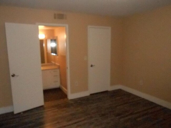 Building Photo - 2nd Floor 2 Bedroom Condo in Gated Community
