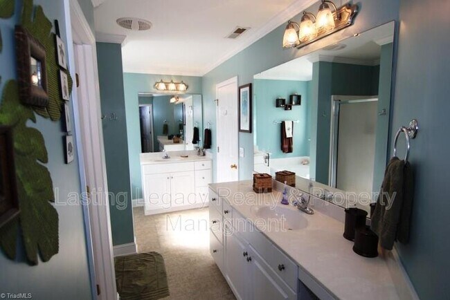 Building Photo - 950 Wellesley Pl Dr