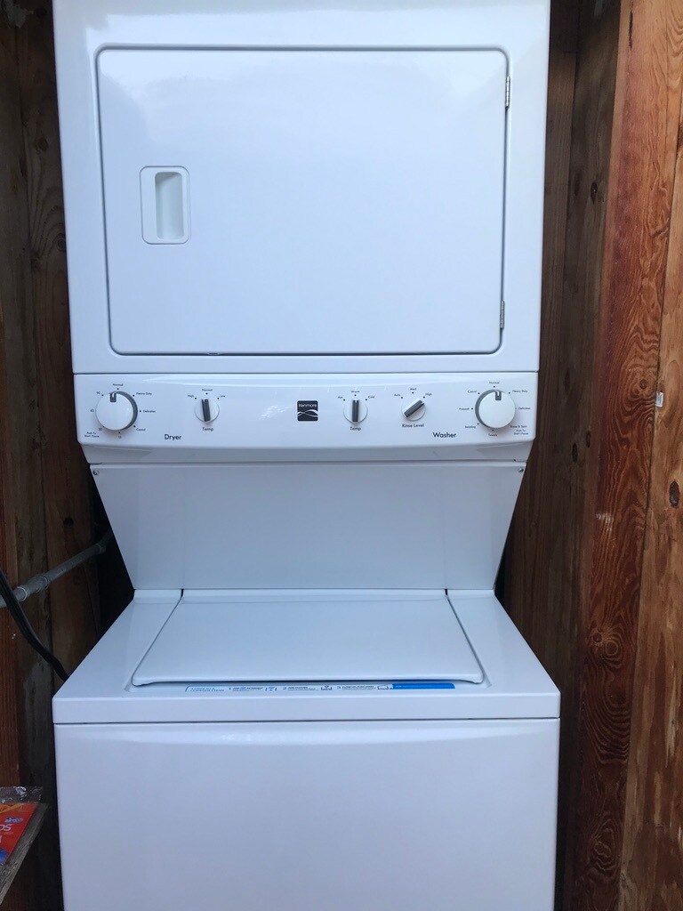 Washer dryer - 8268 Waring Ave