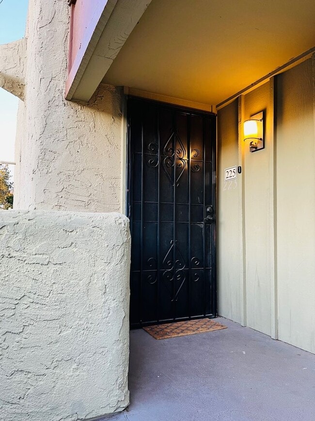 Building Photo - Tuckey Ln #225