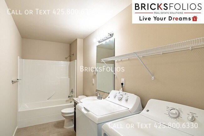 Building Photo - Modern Living Meets Convenience: 4-Bedroom...