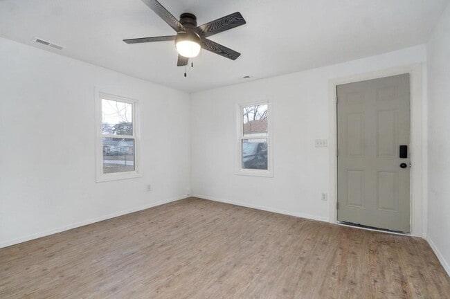 Building Photo - 513 S Broadway Ave