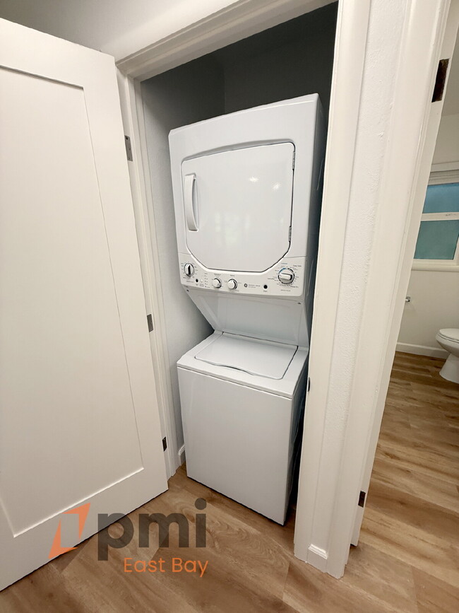 Building Photo - Move-In Ready 3-Bed Haven with Private Cou...