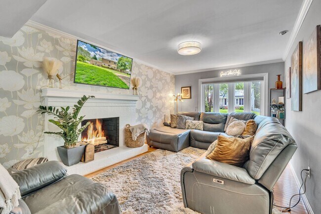 Building Photo - Modern 4 BR Colonial Retreat in River Bend...
