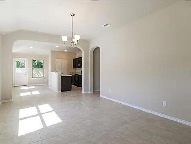 Building Photo - Spacious 3 bedroom, 2 bath available!