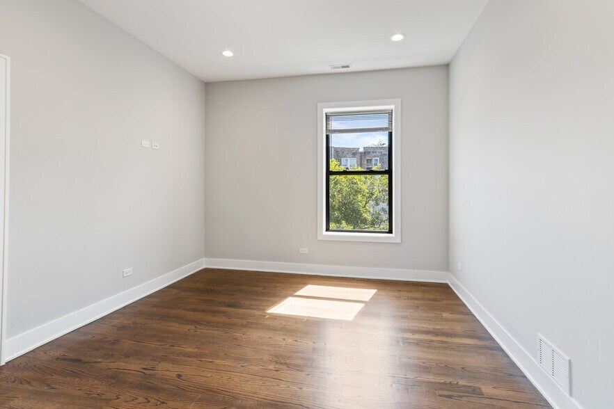 Building Photo - 1472 W Summerdale Ave