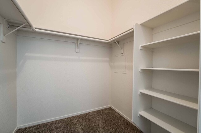 Building Photo - 3 Bedroom Open Layout Condo in Gated Commu...