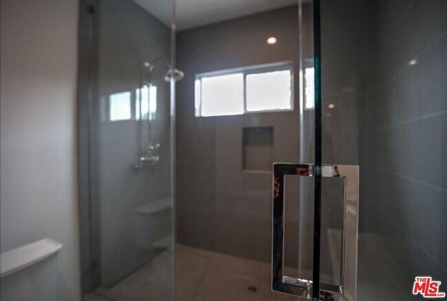 Building Photo - 1105 Alta Loma Rd