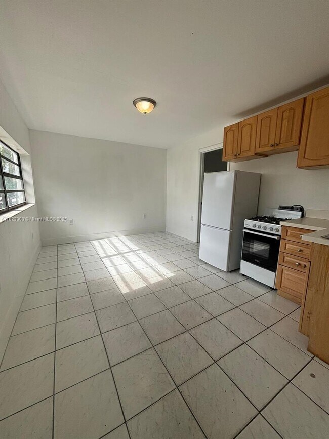 Building Photo - 1660 SW 24th Ave